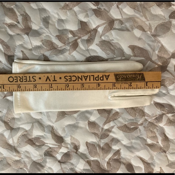 Satiny White Gloves (A) - Picture 4 of 4